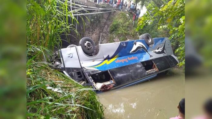 Bus Sugeng Rahayu Terguling dan Masuk Sungai di Ngawi, 2 Penumpang Tewas Bus Sugeng Rahayu Terguling dan Masuk Sungai di Ngawi, 2 Penumpang Tewas
