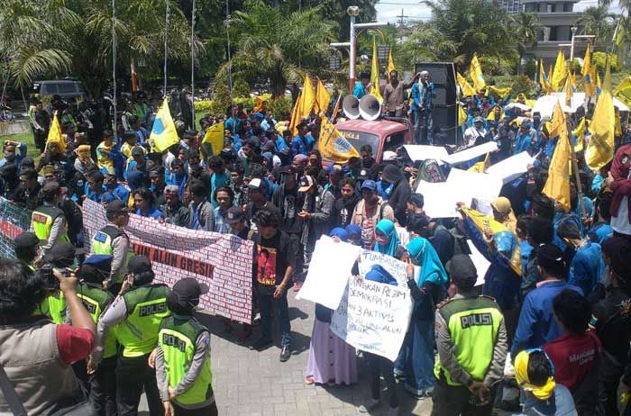 Tuntut 3 Rekannya Dibebaskan, PMII se-Jatim Demo Bupati Gresik Tuntut 3 Rekannya Dibebaskan, PMII se-Jatim Demo Bupati Gresik
