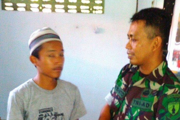 Anggota TNI Asli Tangkap TNI Gadungan, Ternyata. . . Anggota TNI Asli Tangkap TNI Gadungan, Ternyata. . .