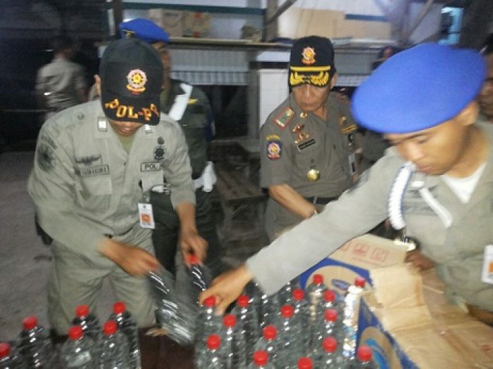 Razia Cafe, Dispol PP Gresik Amankan Ratusan Miras dan PSK di Kawasan Kota