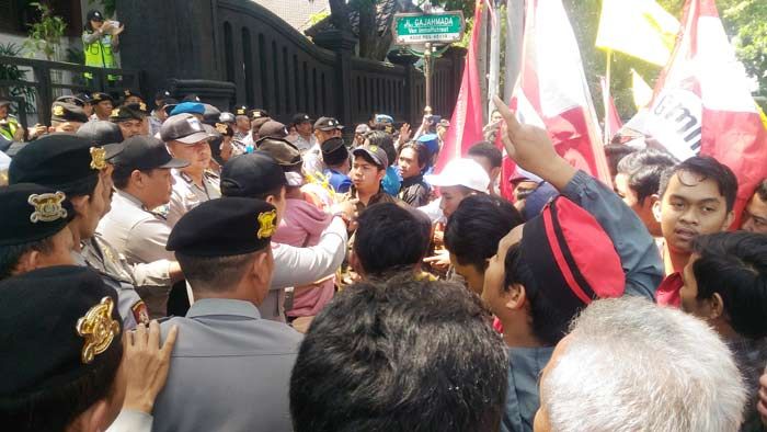 Aksi Kecam Suap 41 Anggota DPRD Kota Malang Memakan Korban 5 Mahasiswa