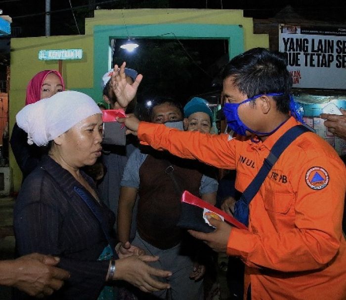 ​Gugus Tugas Jatim Bagikan Paket Hand Sanitizer, Masker dan Vitamin C di Pasar Keputran 