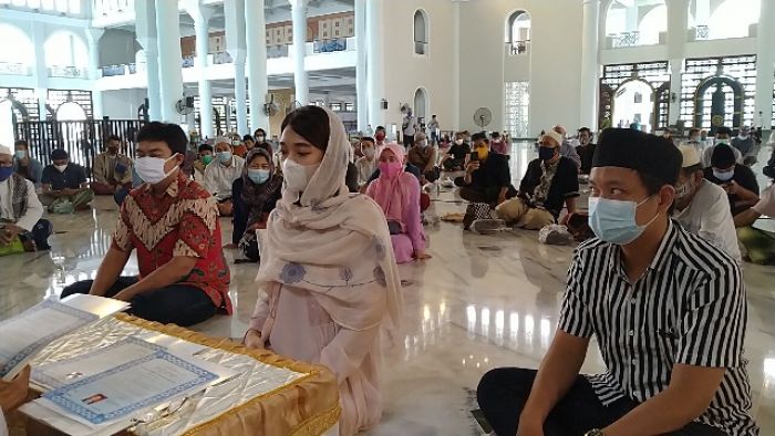 Awali Tahun Baru 2021, Tiga Milenial Ikrar Syahadat di Masjid Al-Akbar Surabaya Awali Tahun Baru 2021, Tiga Milenial Ikrar Syahadat di Masjid Al-Akbar Surabaya