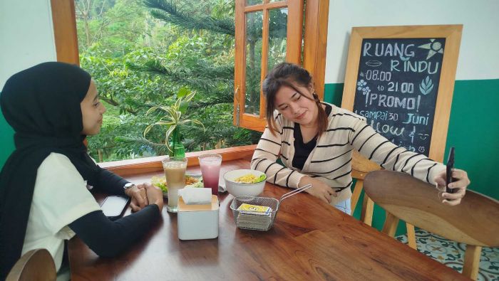 Ruang Rindu Cafe, Ngopi Estetik di Jombang dengan View Pegunungan Wonosalam