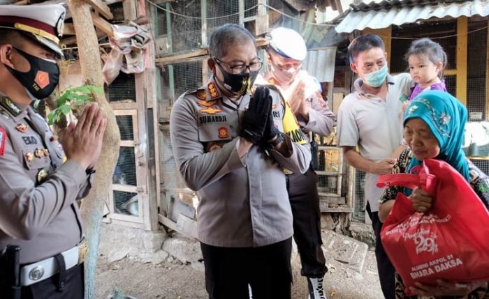 Kapolresta Sidoarjo Turun Langsung Berikan Bantuan Sembako ke Rumah Warga Kapolresta Sidoarjo Turun Langsung Berikan Bantuan Sembako ke Rumah Warga
