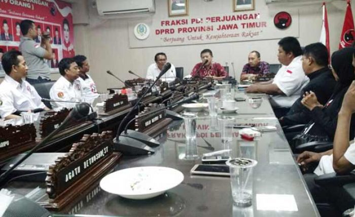 Demo ke DPRD Jatim, POSPERA Desak Pemerintah Nasionalisasi PT Freeport Demo ke DPRD Jatim, POSPERA Desak Pemerintah Nasionalisasi PT Freeport