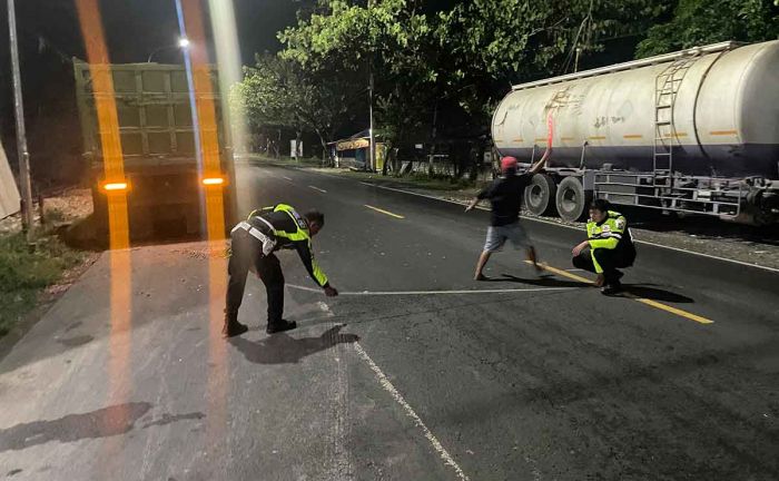 Diduga Ngantuk, Pemotor Seruduk Truk Parkir di Bangkalan Diduga Ngantuk, Pemotor Seruduk Truk Parkir di Bangkalan