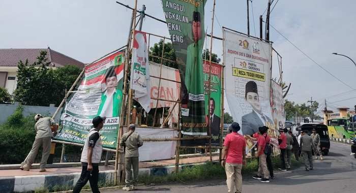 Jelang Hari Tenang, Bawaslu Bangkalan Turunkan Ribuan APK Jelang Hari Tenang, Bawaslu Bangkalan Turunkan Ribuan APK