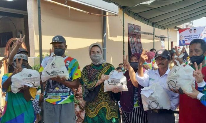 Beredar Foto Ketua Demokrat Surabaya Bagikan Bantuan BNPB di Kampanye Salah Satu Paslon Beredar Foto Ketua Demokrat Surabaya Bagikan Bantuan BNPB di Kampanye Salah Satu Paslon