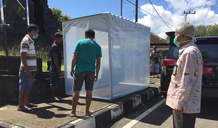 Tim Gugus Tugas Penanganan Covid-19 Pacitan Pasang 2 Bilik Sterilisasi di Perbatasan Tim Gugus Tugas Penanganan Covid-19 Pacitan Pasang 2 Bilik Sterilisasi di Perbatasan