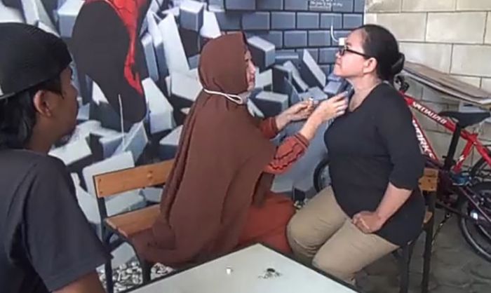 Terjerat Benang Layang-Layang, Warga Sidoarjo Mengalami Luka Sayat di Leher Terjerat Benang Layang-Layang, Warga Sidoarjo Mengalami Luka Sayat di Leher