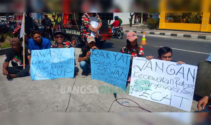 Pelantikan DPRD Blitar Diwarnai Aksi Demo, Massa Paksa Anggota Dewan Tandatangani Pakta Integritas Pelantikan DPRD Blitar Diwarnai Aksi Demo, Massa Paksa Anggota Dewan Tandatangani Pakta Integritas