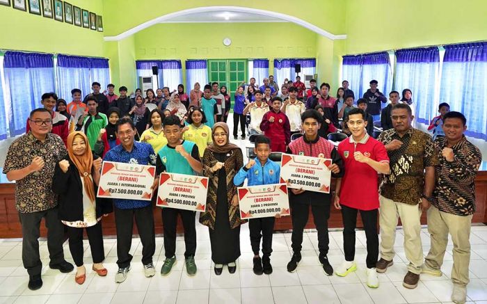 Bupati Dhito Beri Beasiswa Puluhan Atlet, Salah Satunya Sudah Tembus Asia Bupati Dhito Beri Beasiswa Puluhan Atlet, Salah Satunya Sudah Tembus Asia