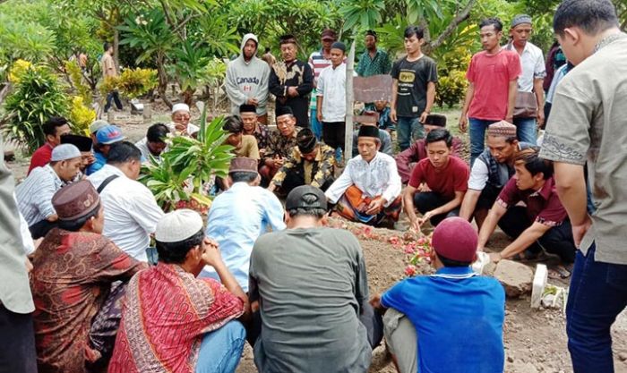 Suasana Pemakaman Andre, Korban Pengeroyokan dan Penusukan di Minimarket Sidoarjo Suasana Pemakaman Andre, Korban Pengeroyokan dan Penusukan di Minimarket Sidoarjo