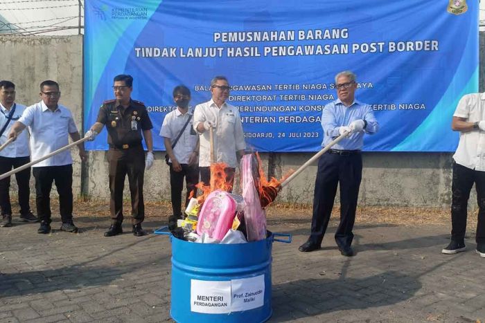 Mendag Zulkifli Hasan Musnahkan Barang Impor Ilegal dari Korea Senilai Rp12 Miliar di Sidoarjo Mendag Zulkifli Hasan Musnahkan Barang Impor Ilegal dari Korea Senilai Rp12 Miliar di Sidoarjo