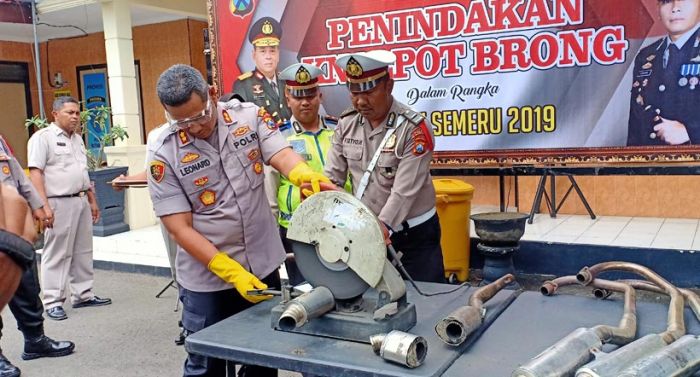 Timbulkan Suara Bising, Puluhan Knalpot Brong Dimusnahkan Polres Blitar Kota Timbulkan Suara Bising, Puluhan Knalpot Brong Dimusnahkan Polres Blitar Kota