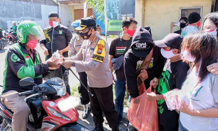 ​Jumat Berkah, Bonek dan Polresta Sidoarjo Bagikan Masker dan Nasi Bungkus