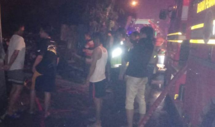 Gudang Barang Bekas di Sedati Sidoarjo Terbakar Gudang Barang Bekas di Sedati Sidoarjo Terbakar