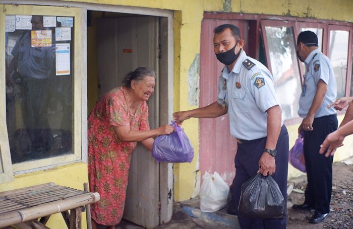Ikut Andil Lawan Covid-19, Lapas Bojonegoro Bagikan Masker dan Sembako ke Warga Sekitar Ikut Andil Lawan Covid-19, Lapas Bojonegoro Bagikan Masker dan Sembako ke Warga Sekitar