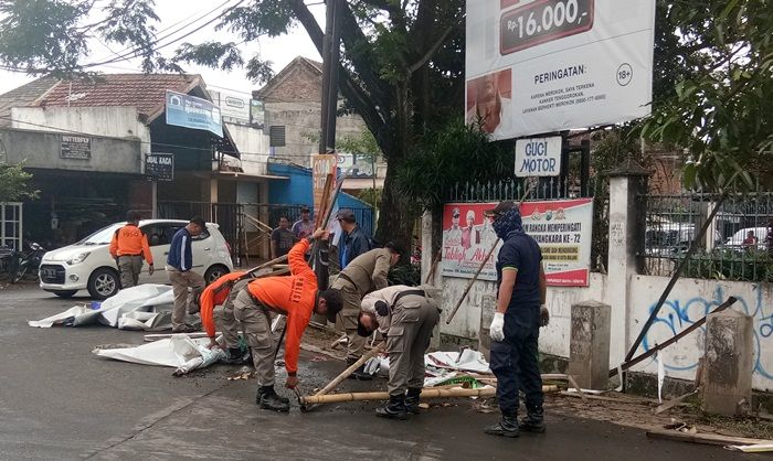 Masa Tenang, Satpol PP Kota Malang Bersihkan APK Caleg dan Capres 