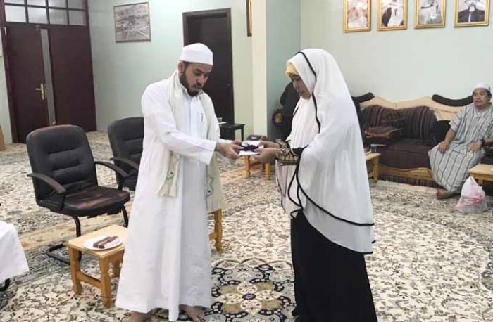 Mensos Khofifah Silaturahim ke Sayyid Alawy, Minta Doa untuk Indonesia dan Umat Muslim Rohingya