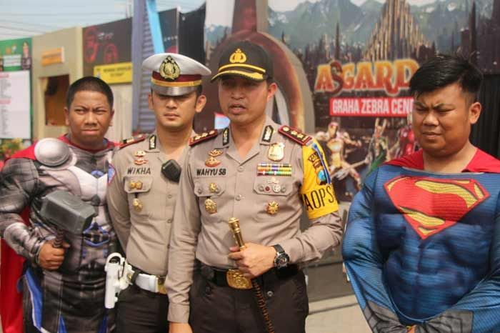 Bersama Dua Superhero, Kapolres Gresik Serukan Tips Mudik Aman