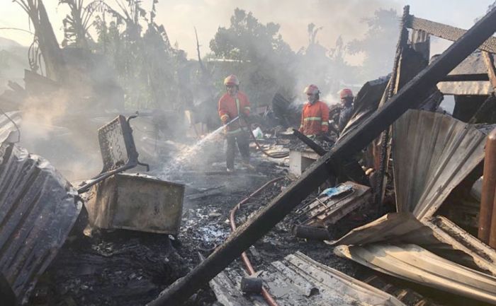 Gudang Rosok di Sidoarjo Terbakar Gudang Rosok di Sidoarjo Terbakar
