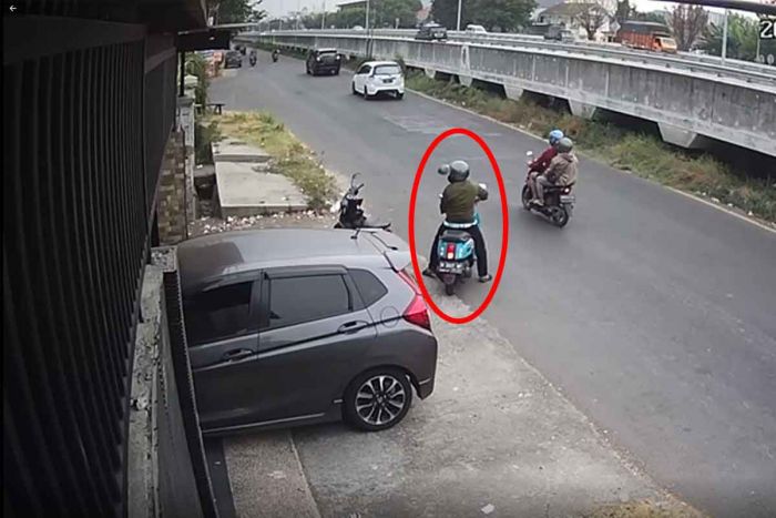 Diduga Jadi Target Perampokan, Mobil Honda Jazz di Pondok Tjandra Sidoarjo Digondol Pencuri Diduga Jadi Target Perampokan, Mobil Honda Jazz di Pondok Tjandra Sidoarjo Digondol Pencuri