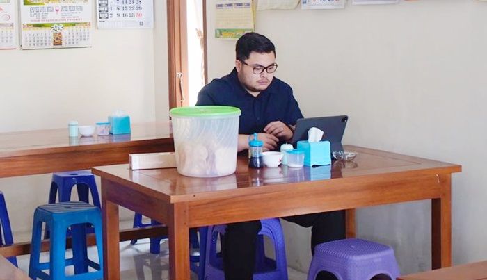 Kerja Tak Kenal Tempat dan Waktu, Mas Dhito Ikuti Zoom Kemenko Marves di Warung Makan