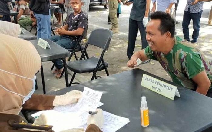 Tak Bawa Uang, Pria Ini Bayar Denda Karena Tak Pakai Masker Hanya Dengan Uang Rp 2 Ribu Tak Bawa Uang, Pria Ini Bayar Denda Karena Tak Pakai Masker Hanya Dengan Uang Rp 2 Ribu