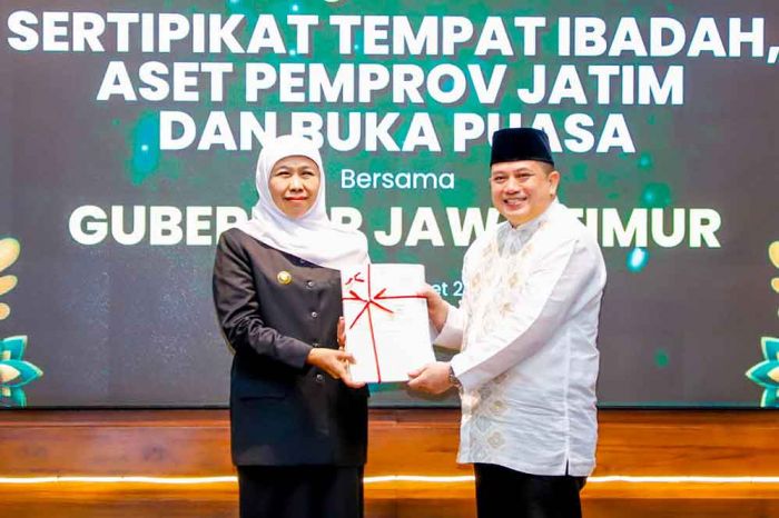 Gubernur dan Kakanwil BPN Jatim Serahkan 444 Sertifikat Hak Pakai untuk Pemprov dan Tempat Ibadah