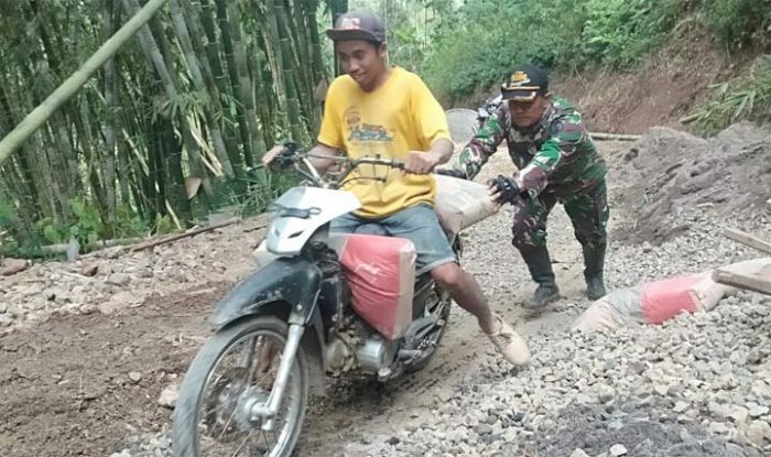 Tak Mau Menyerah Terhadap Medan, Satgas TMMD 105 Angkut Semen Dengan Motor