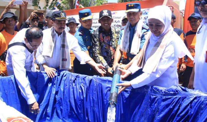 Pangkoarmada II Bersama Gubernur Jatim Bagikan Air Bersih di Pulau Sapudi