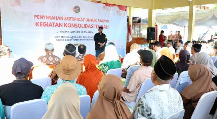 Serahkan Sertifikat Hasil Konsolidasi Tanah Tutupan Jepang, Menteri ATR/BPN Bilang Begini Serahkan Sertifikat Hasil Konsolidasi Tanah Tutupan Jepang, Menteri ATR/BPN Bilang Begini