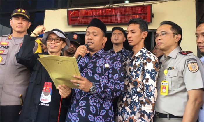 DPRD dan Forkopimda Jember Sepakati Tuntutan Petani, Janji Teruskan ke Bupati DPRD dan Forkopimda Jember Sepakati Tuntutan Petani, Janji Teruskan ke Bupati