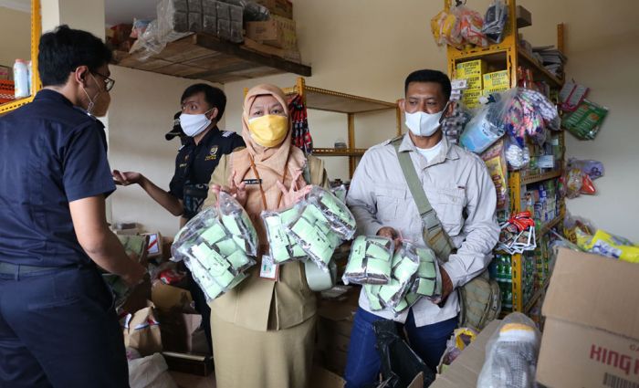 Ratusan Bungkus Tembakau dan Rokok Ilegal Disita Petugas Gabungan Pemkab Tuban Ratusan Bungkus Tembakau dan Rokok Ilegal Disita Petugas Gabungan Pemkab Tuban