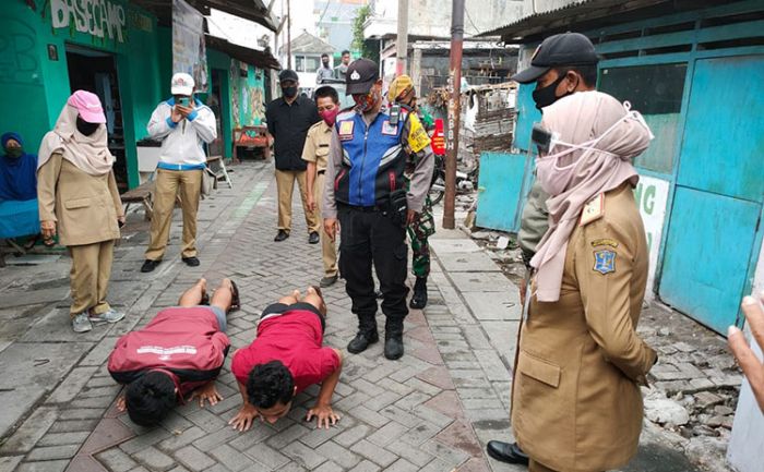 Razia Protokol Kesehatan di Pasar Surabaya, 80 Persen Warga Sudah Patuh Razia Protokol Kesehatan di Pasar Surabaya, 80 Persen Warga Sudah Patuh