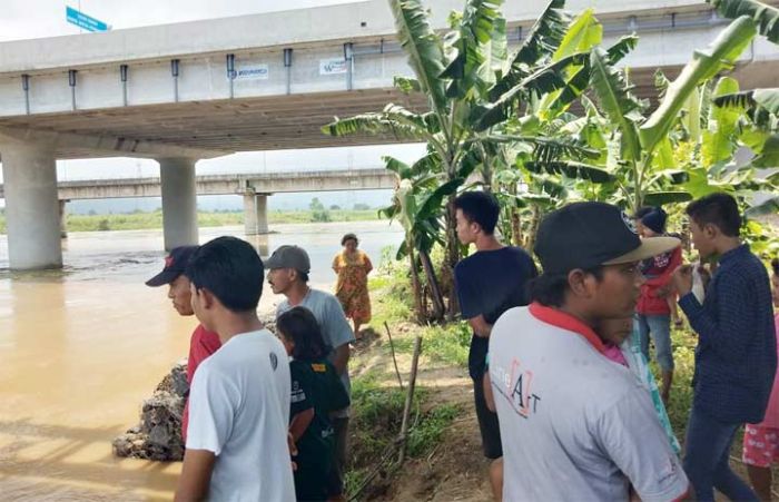 Dikira Selfie, Warga Mindi Sidoarjo Diduga Terjun ke Sungai Kali Brantas Porong Dikira Selfie, Warga Mindi Sidoarjo Diduga Terjun ke Sungai Kali Brantas Porong