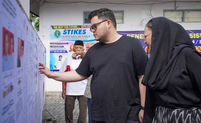 Bersama Istri, Bupati Kediri Nyoblos di TPS 026 Desa Sukorejo