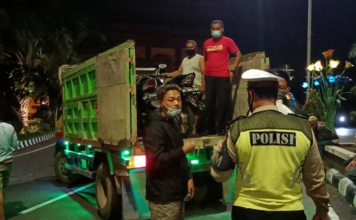 Ratusan Sepeda Motor Diangkut ke Mapolres Kediri, Kena Razia, Anak-Anak Muda Pulang Jalan Kaki Ratusan Sepeda Motor Diangkut ke Mapolres Kediri, Kena Razia, Anak-Anak Muda Pulang Jalan Kaki