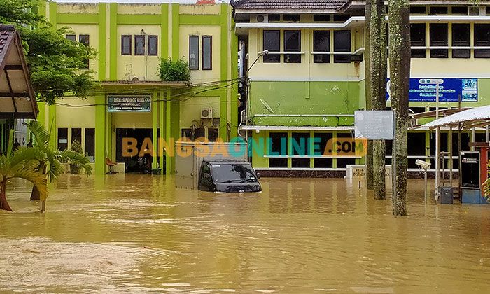 Trenggalek Dilanda Banjir, RSUD Dr Soedomo Tergenang Setengah Meter Trenggalek Dilanda Banjir, RSUD Dr Soedomo Tergenang Setengah Meter
