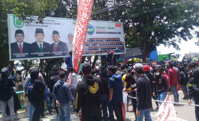 Tolak Omnibus Law UU Cipta Kerja, Ratusan Massa Kepung Gedung Dewan dan Tutup Jalan Nasional Tolak Omnibus Law UU Cipta Kerja, Ratusan Massa Kepung Gedung Dewan dan Tutup Jalan Nasional