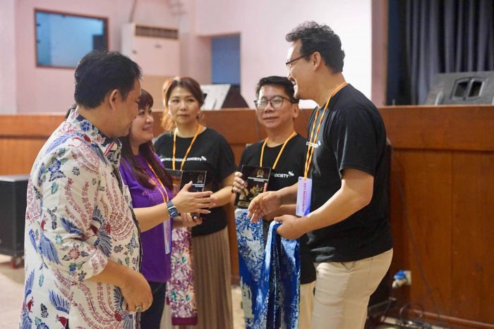 One Voice SMPN 1 Surabaya Raih Juara Dua Kategori Bergengsi di SWCF 2024 One Voice SMPN 1 Surabaya Raih Juara Dua Kategori Bergengsi di SWCF 2024