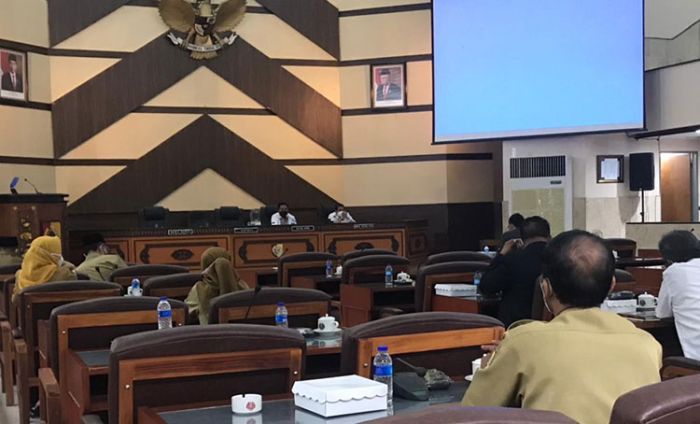 Rapat Evaluasi Bahas Penanganan Covid-19 di Jember, Pansus: Pengadaan Alat Donor Plasma Mendesak Rapat Evaluasi Bahas Penanganan Covid-19 di Jember, Pansus: Pengadaan Alat Donor Plasma Mendesak
