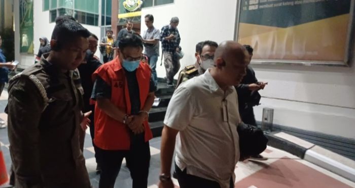 Kejati Jatim Tahan Eks Kabid Jalan dan Jembatan Dinas PU Surabaya dalam Kasus Gratifikasi Rp3,6 M Kejati Jatim Tahan Eks Kabid Jalan dan Jembatan Dinas PU Surabaya dalam Kasus Gratifikasi Rp3,6 M
