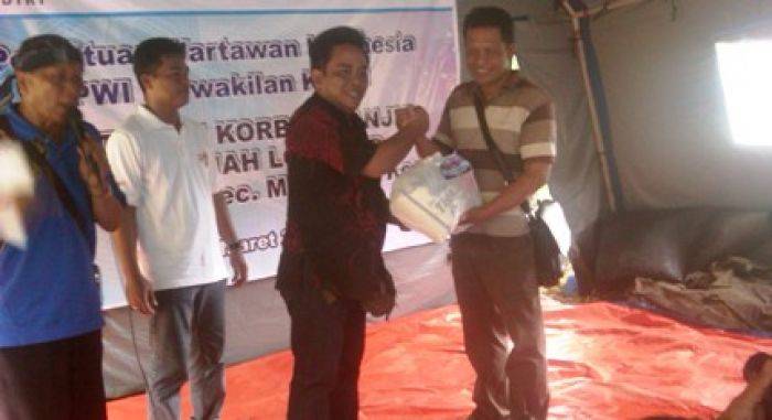 HPN 2015, PWI Kediri Bagikan Sembako ke Korban Longsor HPN 2015, PWI Kediri Bagikan Sembako ke Korban Longsor