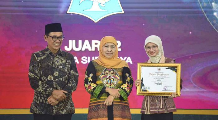 Wali Kota Kediri Raih 2 Penghargaan di Syariah Award Jatim 2025 Wali Kota Kediri Raih 2 Penghargaan di Syariah Award Jatim 2025
