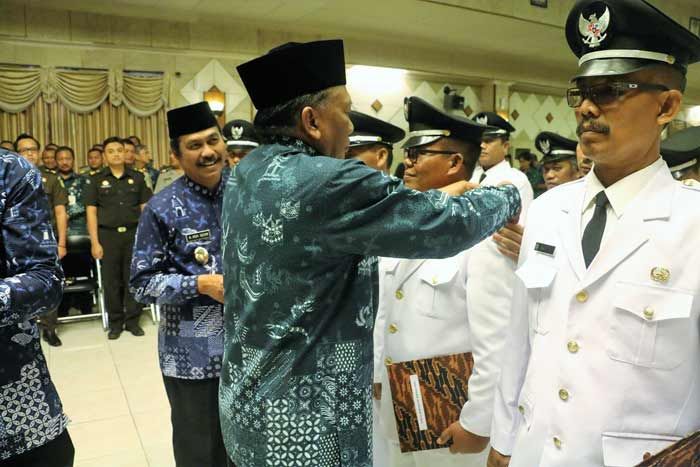 Bupati Gresik Lantik 19 Kades Hasil Pilkades Serentak 2017 Bupati Gresik Lantik 19 Kades Hasil Pilkades Serentak 2017