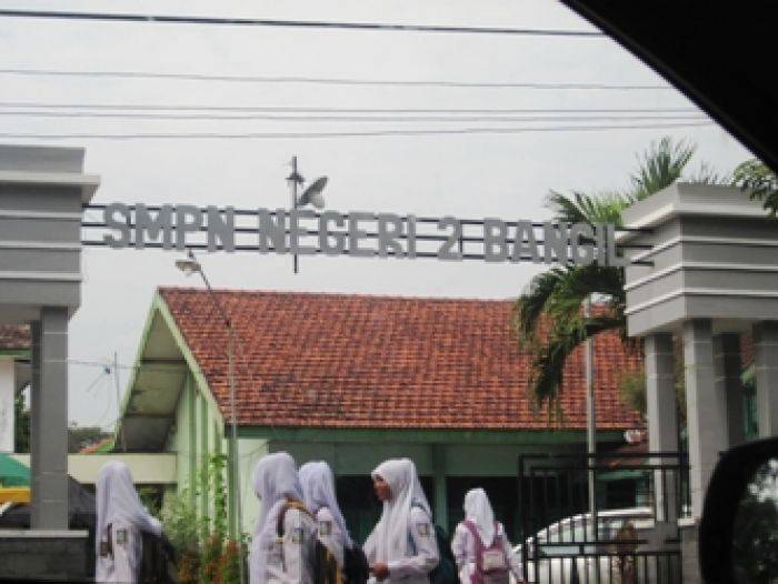 SMPN 2 Bangil Salah Pasang Papan Nama