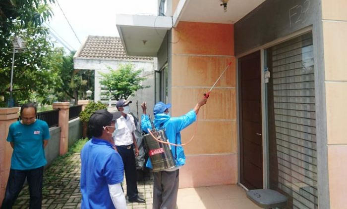 Warga RW V Perumahan Taman Candiloka Sidoarjo Lakukan Penyemprotan Disinfektan Secara Swadaya